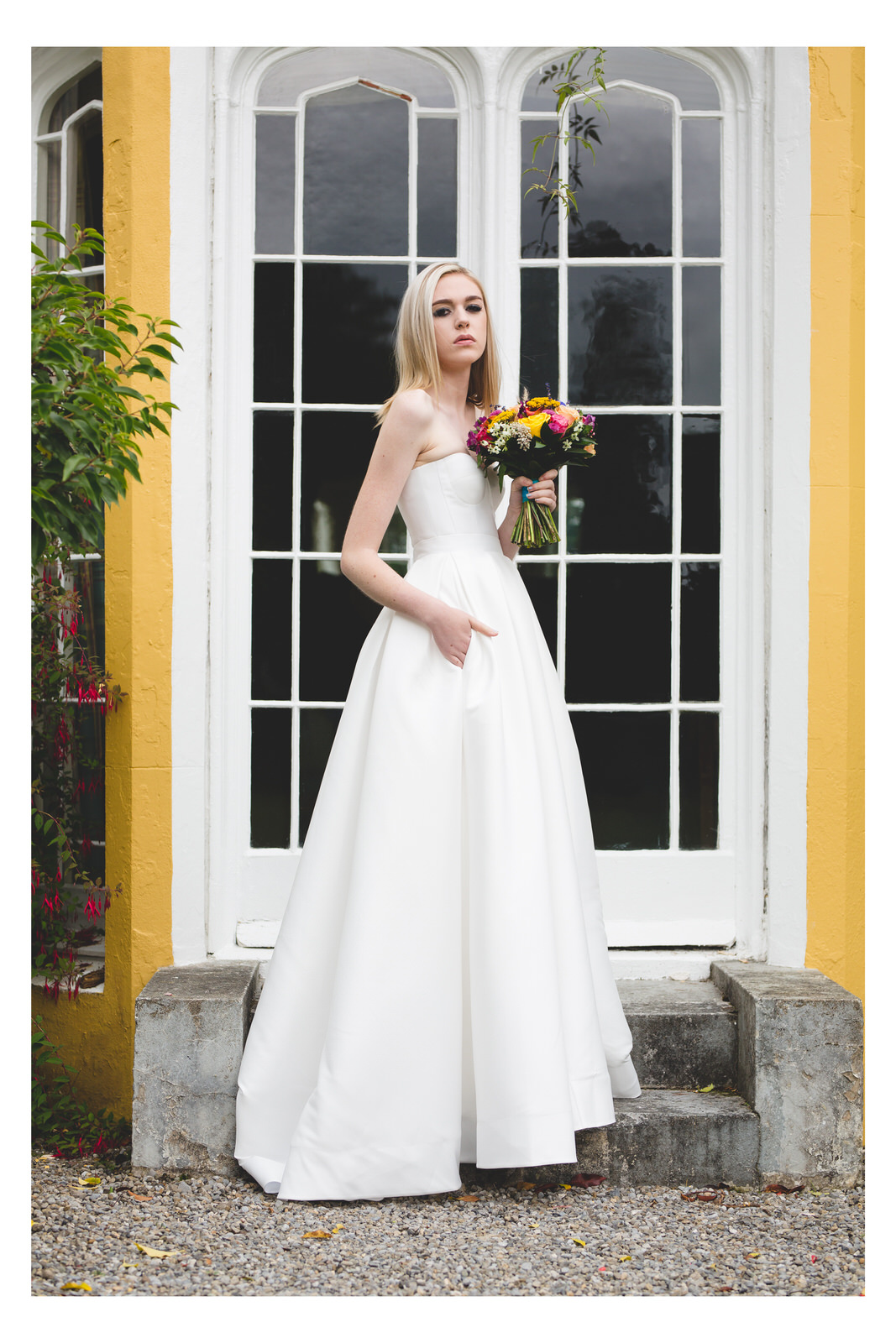 Sleeveless wedding dress with a sweetheart neckline 